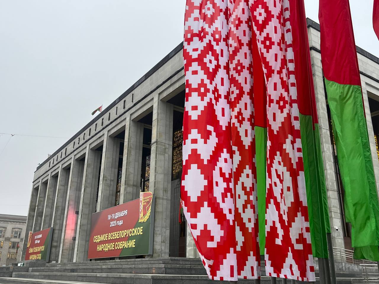 Беларусь намерена усилить энергонезависимость к 2030 году Беларусь должна поднять уровень своей энергетической независимости к 2030 году Об этом Президент заявил в ходе Послания белорусскому народу и парламенту Глава государства назвал энергетику гарантом экономического развития и основой самодостаточности страны Он отметил что ввод Белорусской АЭС значительно укрепил энергетическую независимость Но к 2030 году надо поднять этот уровень еще выше констатировал Александр Лукашенко ВНС