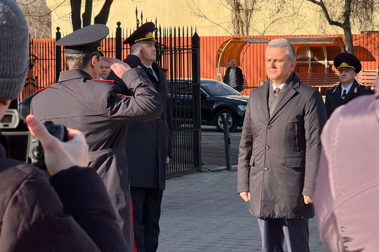 В Тирасполе прошло торжественное собрание, посвященное 34-й годовщине МВД ПМР  Президент Вадим Красносельский поздравил личный состав, отметил значимость ведомства, подчеркнул вклад сотрудников в обеспечение порядка и безопасности. Вспомнили историю, почтили память погибших, наградили отличившихся.  Президент передал УГАИ 11 новых патрульных автомобилей, оснащенных современными системами контроля. Он подчеркнул важность дальнейшего технического оснащения МВД, несмотря на экономические сложности.  Пресс-служба Президента ПМР