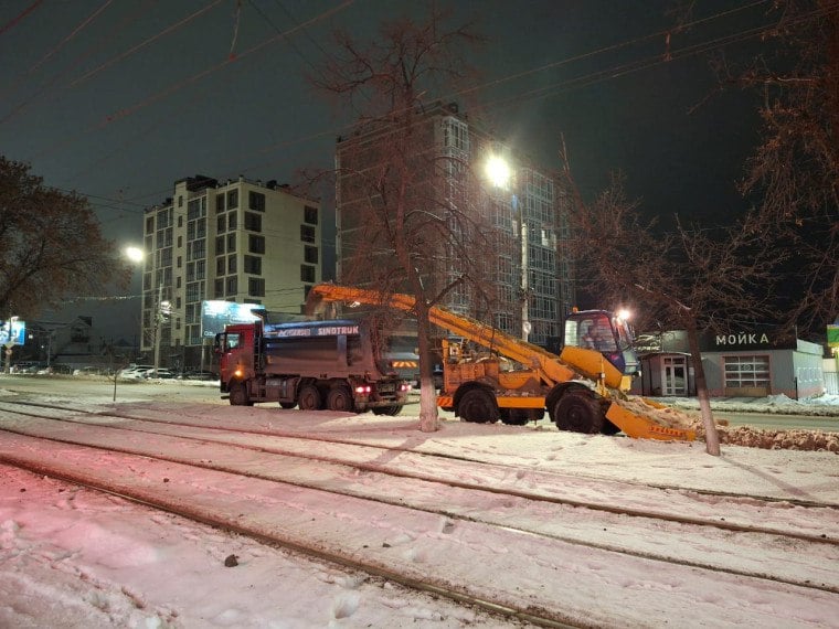 За ночь с дорог Ульяновска вывезли 83 самосвала снега  В ночь на 24 декабря комплексы по вывозу снега работали на улицах Кирова, Локомотивной, Спасской и проспекте Генерала Тюленева  Для борьбы с гололёдом на проезжей части и тротуарах использовано 66 тонн пескосоляной смеси и 11 тонн твёрдого реагента. После действия противогололёдных материалов продолжалось подметание дорожного полотна и пешеходных зон, расчистка подходов к пешеходным переходам и остановок общественного транспорта  Холодным асфальтом был заделан участок ливневой гирлянды на улице Урицкого – при повороте с проспекта Нариманова. Данная мера временная, решётку ливнеприёмника планируется восстановить при наступлении подходящих погодных условий  Во всех видах работ было задействовано 57 единиц спецтехники