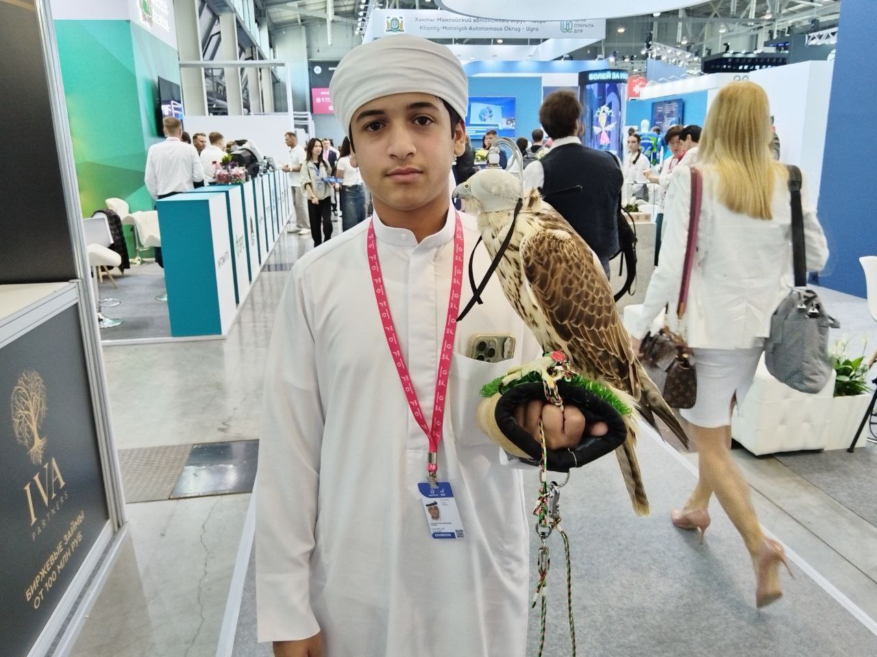 Основной турпоток сегодня формируют премиальные туристы из стран Ближнего Востока и Азии которые активно тратят но ограничены валютными правилами Усугубляет ситуацию то что иностранные гости не могут свободно пользоваться банковскими картами в России АТОР На фото гость из ОАЭ на выставке ИННОПРОМ 2024