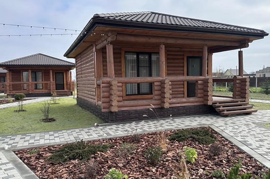 В Кабардино Балкарии открылась первая семейная агротуристическая деревня В Прохладненском районе республики появилась первая семейная агротуристическая деревня Восход где гости смогут познакомиться с сельской жизнью и посетить живописные уголки региона Проект получил господдержку и стал первым подобным форматом агротуризма в республике сообщает ТАСС Деревня расположена в селении Пролетарское на территории одноимённого сельхозпредприятия В комплекс входят восемь гостевых домиков ресторан административное здание и собственный виноградник Каждый домик носит имя одной из культур выращиваемых на полях Кукуруза Лён Пшеница Подсолнечник Мы хотим чтобы люди которые к нам будут приезжать полюбили сельское хозяйство Особенно жители больших городов никогда вживую не видевшие агросферу Покажем как работают комбайны как проходит уборка урожая как живёт село А ещё горы кухня культура и традиции народов живущих в нашем селе рассказала представитель агротурдеревни Анастасия Канукова Общий объём инвестиций в проект превысил 30 млн рублей В будущем команда проекта также планирует открыть конюшню миниферму и винодельню Фото пресс служба министерства курортов и туризма КБР Подписаться это Кавказ Сегодня