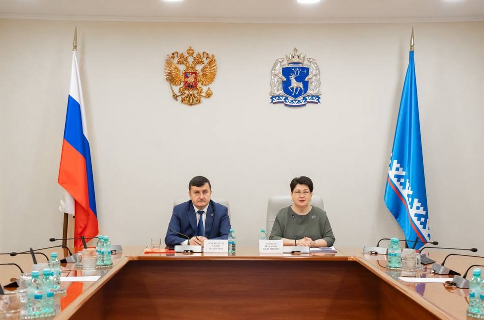 Ямальские практики поддержки НКО представлены на уровне Госдумы Опыт Ямала по поддержке некоммерческих организаций был представлен на круглом столе Комитета Государственной Думы РФ по развитию гражданского общества вопросам общественных и религиозных объединений Мероприятие на тему Лучшие практики и инновационные подходы социально ориентированных НКО вызовы и пути развития прошло в Уфе при участии ямальской делегации в режиме ВКС Заместитель председателя Законодательного Собрания ЯНАО Наталия Фиголь и руководитель АНО Гранты Ямала Хизри Алхаматов рассказали об успешных региональных практиках В своем выступлении Хизри Набиевич отметил ключевую роль государственной поддержки для развития третьего сектора Он поблагодарил Фонд президентских грантов за софинансирование региональных конкурсов что позволяет большему числу НКО реализовывать свои инициативы Были представлены успешные практики пяти ямальских организаций которые благодаря поддержке региона значительно усилили свою работу АНО Ямал точка опоры г Ноябрьск шьет одежду и снаряжение для участников СВО открыла второй швейный цех с трудоустройством людей с ОВЗ РОО Центр добровольческих инициатив Ямала п Харп реализует проекты с школьниками подшефного Волновахского района проводит конкурсы мини грантов и стажировки для педагогов РМОО Дивизион занимается поисковой работой и патриотическим воспитанием молодежи в Новом Уренгое организовала музей под открытым небом и Школу реставратора АНО Ямальская творческая лаборатория Жужа г Салехард создала единственный на Ямале кукольный театр проводит бесплатные показы для детей из социально уязвимых семей АНО Земля Лугуя развивает этнотуризм в Шурышкарском районе организует фестивали и поддерживает местных ремесленников Стремление общественников делать добрые дела и поддержка государства дают возможность изменить жизнь множества людей к лучшему подчеркнул Хизри Алхаматов