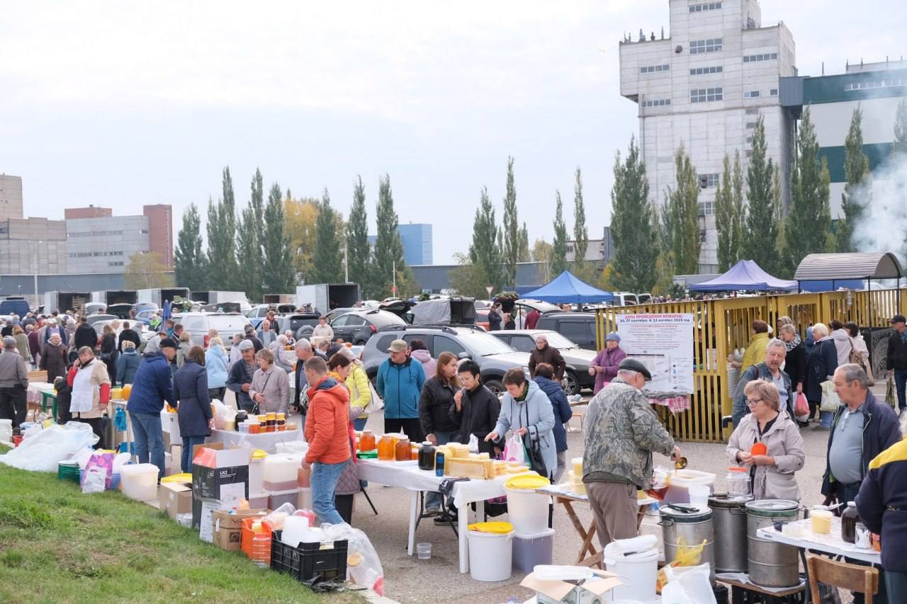 Завтра пройдет сельхозярмарка у Стерлитамак Арены 4 октября торговые ряды развернут на площади возле Дворца спорта по адресу ул Коммунистическая 101 Ярмарка будет работать с 10 00 до 15 00 Кроме того по выходным продолжают работать ярмарки на межрайбазе по улице Худайбердина 85 с 9 00 до 16 00 Подпишись на Короче Стерлитамак