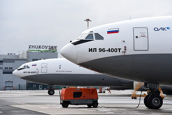 Обновленный Ил-96-400Т авиакомпании Sky Gates выполнил первый рейс из Москвы на Камчатку Грузовая авиакомпания Sky Gates входит в Red Wings совершила первый рейс в Петропавловск-Камчатский на обновленном российском Ил-96-400Т. Самолет доставил на Камчатку важные грузы, включая посылки для маркетплейсов, всего за 8 часов. Об этом сообщает AVIA.RU. Как рассказали в пресс-службе Red Wings, компания выполнила новый рейс из аэропорта «Жуковский». Из Петропавловск-Камчатского обновленный самолет направился в Китай и затем вернулся в Москву. В ближайшее время Sky Gates планирует открыть новые направления, например, обновленный Ил-96-400Т начнет летать в Южно-Сахалинск. Ил-96-400Т – модификация легендарного «девяносто шестого», которая получила удлиненный фюзеляж и специальную боковую дверь для грузов. Такая конфигурация делает самолет оптимальным для транспортных перевозок. Воздушное судно изготовлено на предприятии ОДК Ростеха. aviaru.net/n283176