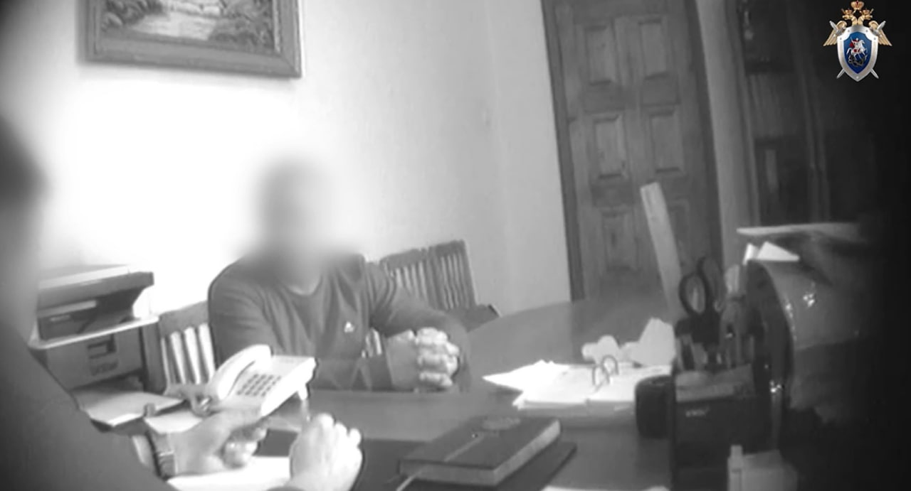 В Кочубеевском округе мужчина подозревается в даче взятки начальнику территориального следственного отдела МВД По данным следствия 17 ноября передал начальнику следственного отдела взятку в размере 200 тысяч рублей за непривлечение его к уголовной ответственности Однако в момент передачи денег он был задержан оперативниками В отношении мужчины возбуждено уголовное дело по статье Дача взятки в крупном размере ГТРК Ставрополье Читайте нас в MAX