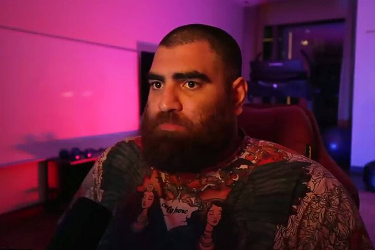 Маркарян попросил суд рассмотреть его дело в особом порядке Блогер который прославился оскорблениями в адрес участников СВО сомнительными уроками про женщин и призывами к терроризму решил резко превратиться в образцового раскаявшегося Особый порядок это когда обвиняемый полностью признает вину а суд не рассматривает доказательства В таком случае наказание не может быть больше двух третей от максимума по статье Ждать теперь курсы по раскаянию   Подпишитесь на Абзац TG VK Дзен MAX Rutube