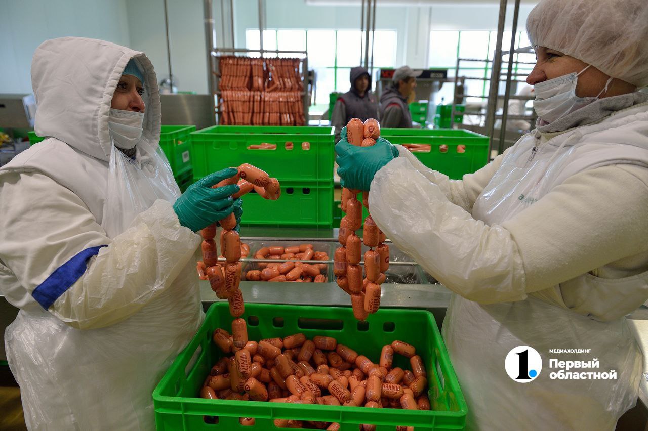 В Челябинской области выросло производство продуктов питания На Южном Урале с начала года увеличилось производство мясных изделий рост в 21 8 раза сметаны 6 1 мороженого 13 5 сливочного масла в 1 9 раза молока 42 печения и пряников 2 8 С начала года на приобретение оборудования техники и племенной продукции аграриями привлечено еще 3 3 миллиарда рублей льготных инвестиционных кредитов Растет агроэкспорт зерна масличных культур и продуктов их переработки В Челябинской области увеличиваются площади масличных культур В этом году они выросли на 109 тысяч гектаров в том числе на 58 тысяч гектаров выросли посевы подсолнечника и на 43 тысячи гектаров льна кудряша Это способствует увеличению экспорта сырья и растительного масла Отметим что во всём мире выросла потребность в этой продукции Помимо подсолнечного есть спрос на льняное и рапсовое масло уточнила замминистра сельского хозяйства Челябинской области Инна Подшивалова bfm74