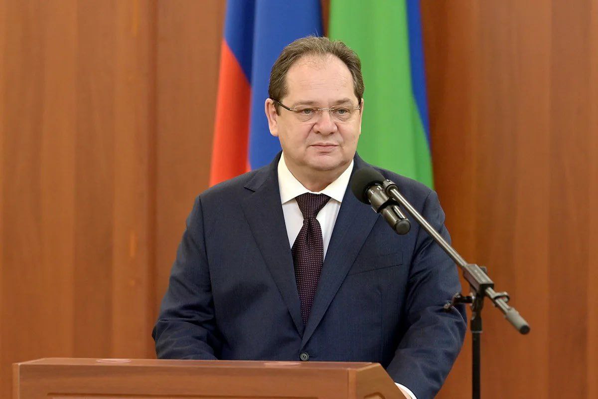 Медиатехнолог Рамиль Харисов: Ростислав Гольдштейн продолжает в режиме реального времени проводить в республике Коми антикризисную кампанию вместо избирательной. Сегодня он призвал жителей региона делиться идеями о том, как будет праздноваться 250-летие Сыктывкара, то есть активизировал привлечение людей к решению государственных задач. Зачем ему это нужно? Чтобы преодолеть, называя вещи своими именами, кризис недоверия к власти. Напомню, что по уровню поддержки Владимира Путина Республика Коми заняла 82 место из 89 субъектов России. Явка на президентских выборах была последней в стране. Внутри региональной политики царил, мягко говоря, бардак. Политические вызовы, которые стоят перед Гольдштейном, в каком-то смысле даже сложнее, чем ситуация в Курской области, ведь нет того, что называется "внешний враг". То, что назначение на столь сложный регион получил Гольдштейн - не просто мощный сигнал федеральной поддержки, а это жест доверия к антикризисным навыкам Гольдштейна. Первые шаги Гольдштейна показали, что с вызовами он справляться умеет: отлаженный диалог с бизнесом, социальная ориентированность власти, перестройка работы "Единой России". К слову, новые региональные лидеры ЕР в каком-то смысле отражают политику Гольдштейна: герой России, участник СВО Станислав Кочев и многодетная мать Анастасия Михайлова. Судя по последним рейтингам, избиратели такой подход оценили. "Северный характер" Гольдштейна, полное отсутствие обещаний, неподкрепленных делами, попадают в ментальность региона, в ожидания людей. Насколько точно попадают станет ясно очень скоро - до выборов осталось чуть больше месяца.