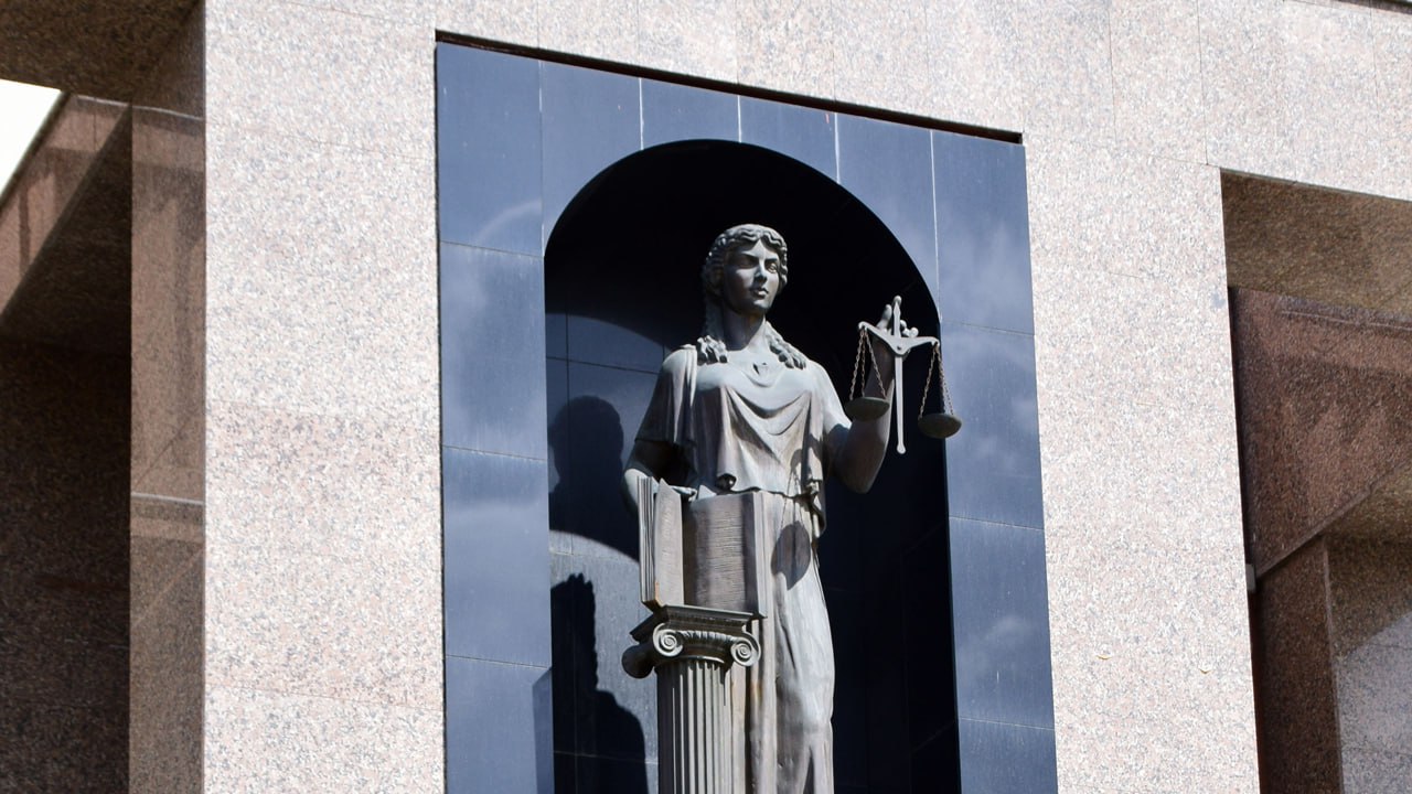 Представителю дорожного подрядчика в Челябинске вынесли приговор за взятку и мошенничество Заместителя руководителя коммерческой фирмы обвиняли в том что он заплатил более 620 тыс рублей экс начальнику отдела технического надзора дорожно строительных работ Челябинскавтодора за покровительство и беспрепятственную приемку капремонта дороги Кунашак Усть Багаряк Кроме того по данным следствия обвиняемый также предоставил в Миндортранс подложные данные об объеме и стоимости ремонта дороги соединяющей Чебаркуль с Мисяшем и трассой М5 Нанесенный региональному бюджету ущерб оценили в 16 4 млн рублей Преступление раскрыли сотрудники Управления ФСБ по Челябинской области В итоге подсудимого приговорили к 5 5 годам лишения свободы Также он должен будет выплатить 628 тыс рублей штрафа Фото ГТРК Южный Урал Подписывайтесь на Вести Южный Урал в MAХ