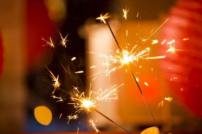 Россиян предупредили о штрафах за шум в новогоднюю ночь С юридической точки зрения празднование Нового года не освобождает от ответственности за шум поздно ночью напомнил юрист Тургунбой Зокиров Он отметил что в Москве действует закон о тишине запрещающий шум с 23 00 до 7 00 и новогодних исключений в нем нет Однако в некоторых других регионах порядки не такие строгие например во Владимирской области и Алтайском крае в новогоднюю ночь допускаются послабления В столице за нарушение тишины предусмотрено предупреждение или административный штраф до двух тысяч рублей Кроме того запуск фейерверков с балкона многоквартирного дома запрещен правилами противопожарной безопасности и может повлечь административную ответственность в виде штрафа до 50 тысяч рублей а если последствия оказались тяжелыми виновнику грозит до четырех лет лишения свободы Фото iStock Подписаться на Российскую газету в Читать нас в MAX