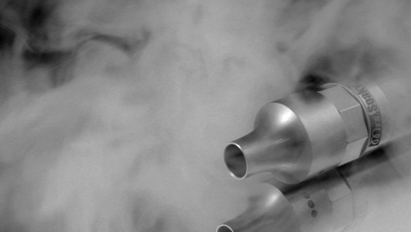 Работодатели всё чаще отказывают в работе курящим Количество компаний не желающих нанимать курящих сотрудников растёт пишут Известия Хотя курение раньше не считалось проблемой работодатели теперь видят в этой привычке снижение дисциплины и негативное влияние на корпоративную культуру Курящие кандидаты имеют меньшие шансы на трудоустройство если их квалификации схожи с у некурящих По данным Минздрава около 18 6 россиян старше 15 лет продолжают курить особенно в сферах услуг и строительства где этот процент достигает 25 30 По мнению экспертов перекуры могут вызывать неформальное общение что ведёт к изоляции части коллектива В ответ на эти проблемы многие компании меняют политику вводят запреты на курение в офисах и отказываются от курилок Курящие сотрудники должны демонстрировать высокий уровень самоконтроля и честно говорить о своих привычках на собеседовании так как это воспринимается работодателями положительно Астрахань 24 в МАХ