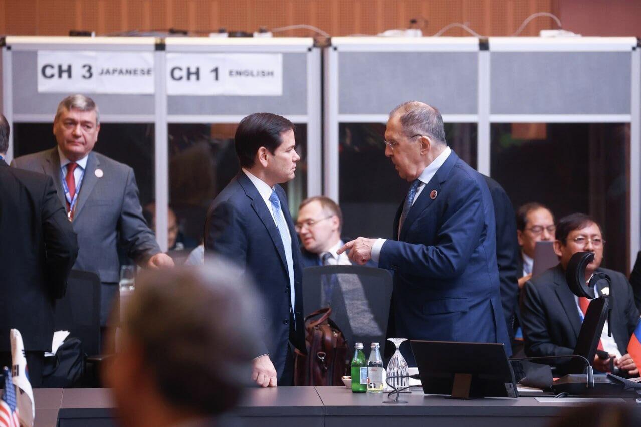 На первых переговорах с Сергеем Лавровым в феврале Марко Рубио цитировал Крестного отца чтобы разрядить обстановку Об этом стало известно The New York Times Госсекретарь США подражал персонажу Вито Корлеоне главы мафиозного клана которого сыграл Марлон Брандо Он предупреждает сына об угрозах со стороны конкурирующих криминальных семей и говорит ему Я всю жизнь стараюсь не быть беспечным Женщины и дети могут быть беспечными но не мужчины Рубио же заявил что ядерные державы должны контактировать В ответ обычно хмурый глава МИД России улыбнулся