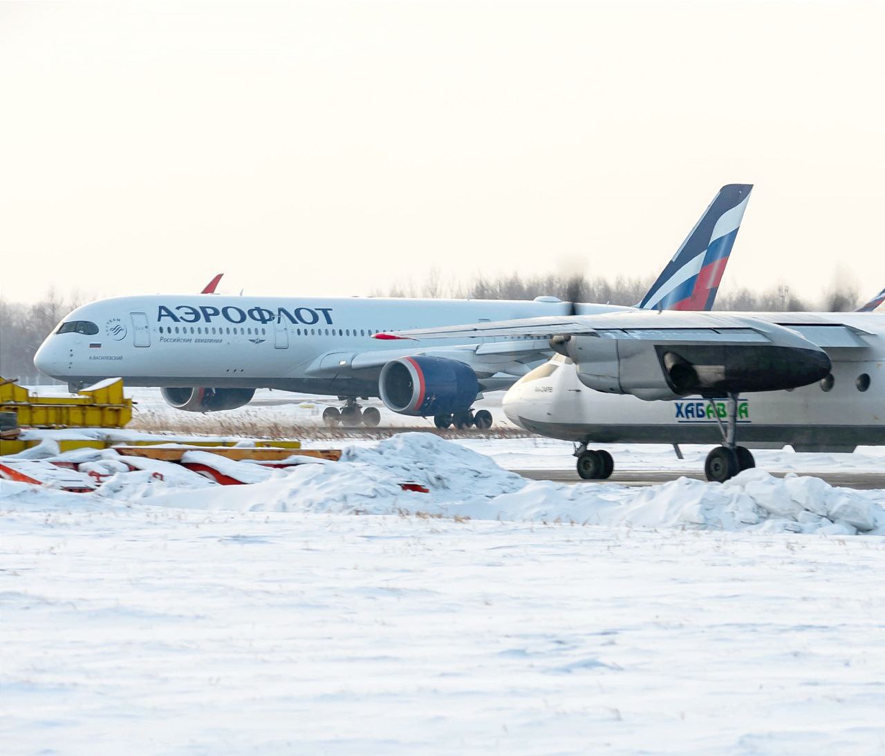 Важная информация для жителей отдаленных районов края Аэрофлот объявил о продаже субсидированных билетов для дальневосточников на летний сезон до 25 октября включительно На рейс из Хабаровска в Москву билет на взрослого пассажира по прежнему стоит 10200 рублей на ребенка в возрасте от 2 до 12 лет 5400 руб Жители Дальнего Востока имеют право на четыре перелёта в одну сторону и на два по маршруту туда и обратно По субсидируемым тарифам можно улететь из Хабаровска в Магадан и Петропавловск Камчатский за 7 5 тыс руб в Южно Сахалинск за 6 тыс руб География субсидируемых государством перелётов в этом году расширена до 25 направлений Фото Николай Иванов