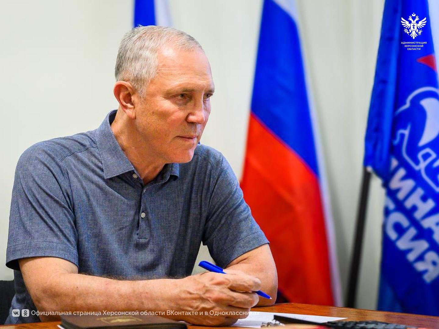 Губернатор Херсонской области с рабочим визитом посетил Великолепетихский округ Владимир Сальдо проинспектировал состояние дел в Великой Лепетихе. По итогам поездки губернатор дал ряд поручений главе округа. «Первым делом узнал о состоянии школ в Рубановке и самой Великой Лепетихе — нужен срочный ремонт. Указал главе округа Ольге Барановской немедленно готовить докладную для правительства. Каждая проблема должна быть оформлена документально — не ждем приездов, решаем системно», — рассказал губернатор. По словам главы региона, центр округа находится в запущенном состоянии: некошеная трава, облупившаяся стела на въезде, все еще украинские адресные таблички на домах. Все эти недостатки требуют устранения, добавил он. «Также поручил заменить украинские спутниковые тарелки на «Русский мир» — наши люди должны смотреть наше телевидение. Понимаю: кадров не хватает, но работа должна делаться. Верю в команду округа и поддержу все разумные инициативы», — отметил Владимир Сальдо. Актуальные новости Херсонской области.