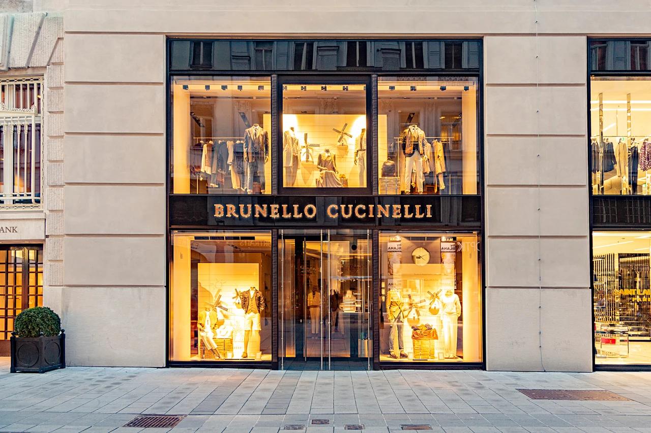 Торги акциями Brunello Cucinelli приостановлены после падения на 17 из за сообщений о магазинах в Москве Торги акциями итальянского производителя одежды класса люкс Brunello Cucinelli были приостановлены в четверг после падения более чем на 17 которое было вызвано сообщением что компания якобы вводит акционеров в заблуждение относительно своей деятельности в России пишет Financial Times