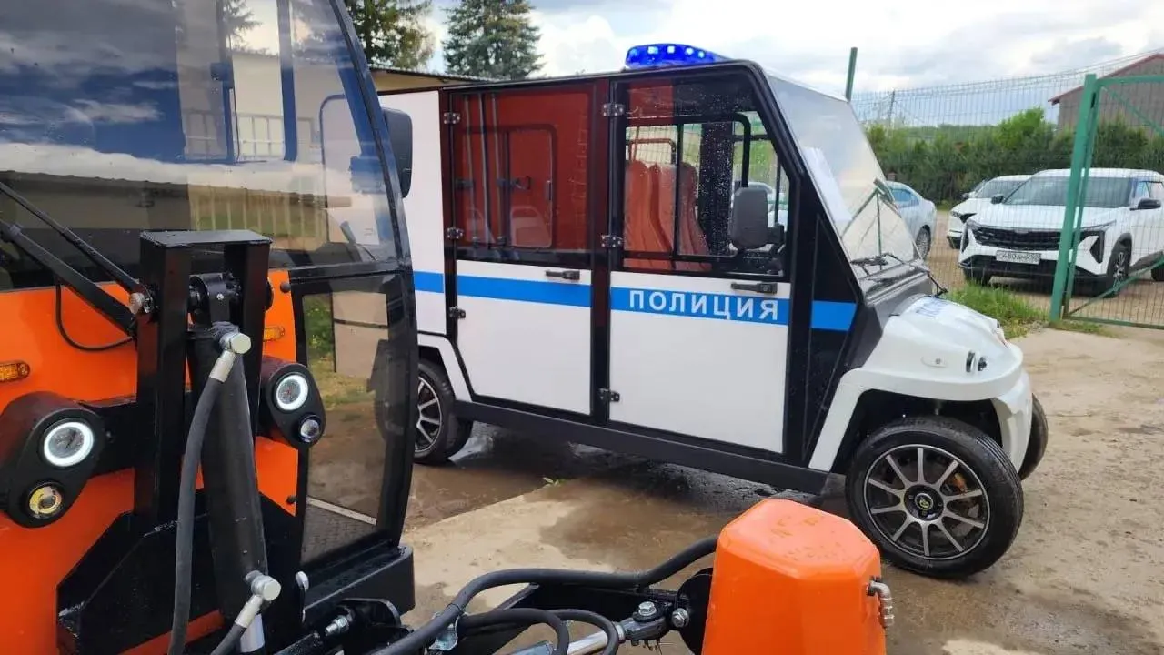 Полицию пересадят на подмосковные гольфкары электромобили Первые образцы патрульных электрокаров Урбис собранные в Дмитрове уже направлены на испытания После успешного прохождения необходимых тестов планируется выйти на объем производства до 300 спецмашин в год Транспорт предназначен для работы на массовых мероприятиях в крупных городах Камера для задержанных в наличии ИСТОЧНИК прислать новость