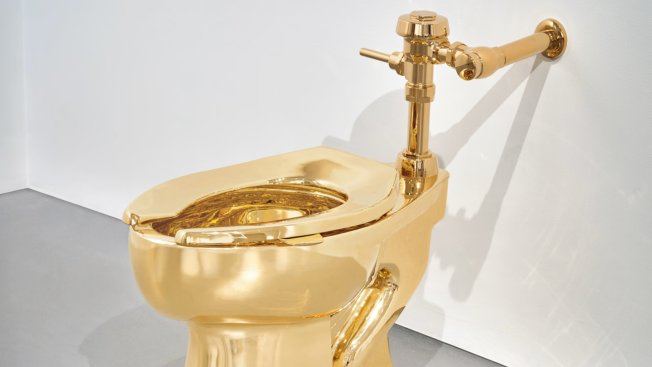 На торгах Sotheby s в ноябре будет выставлен золотой унитаз созданный итальянским художником Маурицио Каттеланом Стартовая цена лота весом около 101 кг составит 10 млн Sotheby s