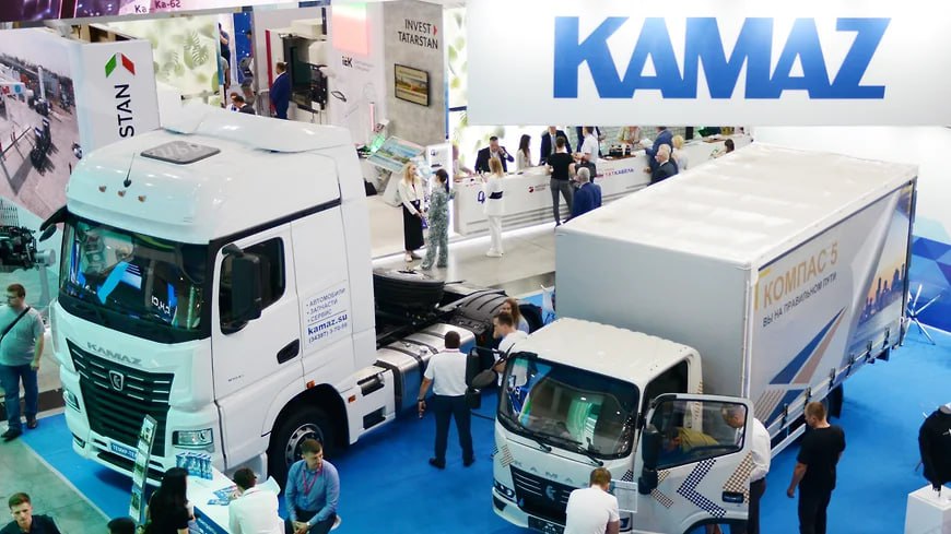 Чистый убыток «КамАЗа» в первом полугодии 2025 года составил 20,8 млрд рублей  В первом полугодии 2024 года чистая прибыль компании составляла 641,1 млн руб.  За шесть месяцев 2025 года выручка «КамАЗа» снизилась на 18% до 128 млрд руб. Валовая прибыль уменьшилась в четыре раза до 2,9 млрд руб., а убыток от продаж превысил 9,4 млн руб.  Фото: Коммерсантъ / Екатерина Якель