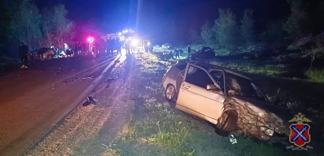 Пятеро человек погибли в ДТП на трассе в Жирновском районе Авария случилась накануне около 22:00. Водитель Lada Kalina выехал на встречную полосу на 6 километре трассы «Жирновск – Рудня – Вязовка – Михайловка – Кумылженская – Вешенская» и врезался в две встречные машины. Пятеро человек скончались, ещё двое получили травмы. Возбуждено уголовное дело. Подписаться