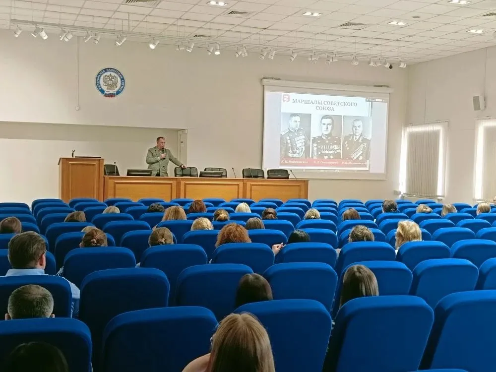 В Кировской области прошла просветительская акция Российского общества Знание День Великой Победы Лекции для школьников и студентов прошли в образовательных учреждениях города Кирова Вятскополянского Кирово Чепецкого районов Свечинского Фаленского и Унинского муниципальных округов Участники узнали о великом подвиге советского народа трагических и героических страницах истории нашей страны познакомились с удивительными изобретениями приблизившими Победу услышали имена легендарных воинов сражавшихся за Родину в годы Великой Отечественной войны Отметим что лекторами выступили участники СВО и региональной образовательной программы Вятский корпус Защитников Отечества врио ректора Вятского государственного агротехнологического университета Николай Шабалин и студентка ВятГУ Елизавета Машковцева Мероприятия соответствуют целям и задачам национального проекта Молодежь и дети инициированного Президентом России Владимиром Путиным Подписывайтесь на канал Кировской области в МАКС