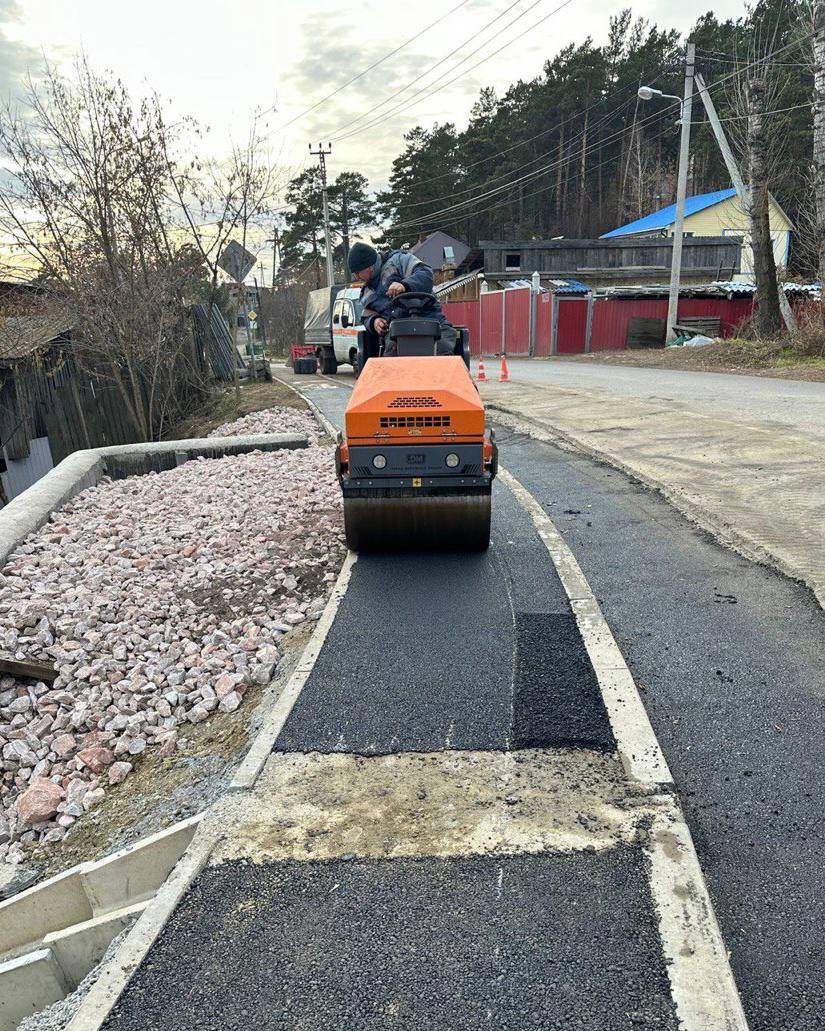 На участке улицы Лесной 128 открыли две полосы движения Теперь автобусы снова ходят по привычному маршруту доезжая до конечной остановки Совхоз Удачный Напомним после сильных ливней несколько участков дороги на Лесной были разрушены Работы в районе дома 429 28 завершены а на участке у дома 128 выходят на финишную прямую Здесь поток воды повредил железобетонные водоотводные трубы поэтому восстановление оказалось более объёмным и сложным Пришлось полностью реконструировать систему водоотведения На данный момент осталось выполнить устройство водоотводных лотков для отвода воды с проезжей части планировку откосов и завершить восстановление тротуаров Эти работы движению транспорта не мешают