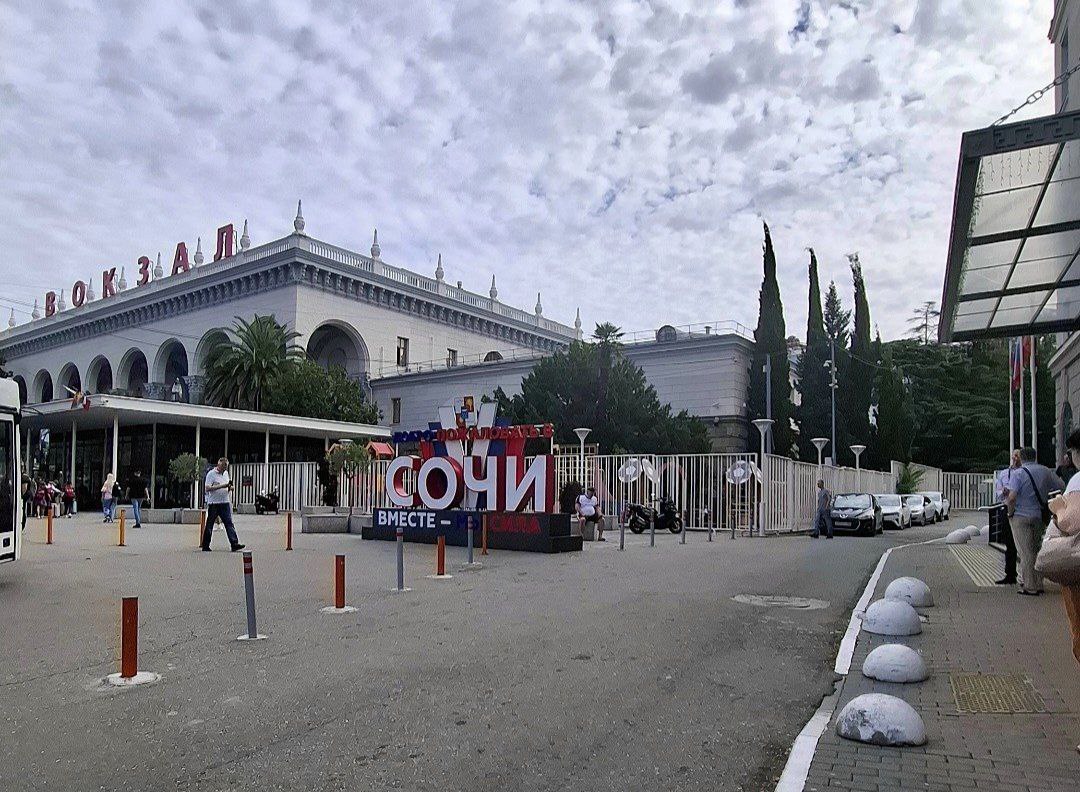 В 2026 году Сочи получит статус курорта федерального значения Соответствующее постановление подписал Михаил Мишустин Территория курорта составит более 351 тысячи гектаров Этот статус закрепляет роль Сочи как главного круглогодичного туристического центра России и позволит расширить федеральную поддержку В этом году курорт уже посетили 7 млн туристов а осенняя загрузка отелей превысила 75 Югополис Прислать фото или видео