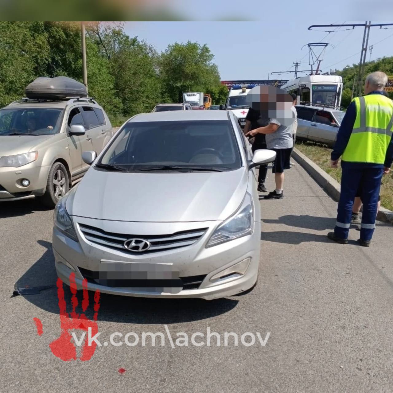 Тройную аварию устроил водитель на трамвайных путях В Магнитогорске 29-летний водитель за рулём «Шевроле Клан» не рассчитал ни скорость ни дистанцию, видимо, перегрелся. Машина влетела в стоящий на светофоре ВАЗ девяносто девятой модели. Отечественное авто от удара вылетело прямо на трамвайные пути. Но на этом свой путь иномарка не закончила — и протаранила еще и «Хендай Солярис». Виновник ДТП теперь в больнице с травмами, а его разбитая машина нуждается в дорогом ремонте.