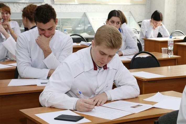 Еще 248 студентов будут обучаться в медвузах страны по целевому договору от Вологодской области Это абитуриенты которые были зачислены на программы специалитета по итогам приемной кампании 2025 года Большинство студентов по целевой квоте от региона будут обучаться в Ярославском государственном медицинском университете и филиале ЯГМУ в Вологде Туда поступили 144 будущих специалиста 55 целевиков принял Северный государственный медицинский университет остальные будут учиться в высших учебных заведениях Санкт Петербурга Сейчас продолжают обучение по целевому направлению от Вологодской области около 1200 студентов российских вузов Каждого из них сопровождаем в ручном режиме и всесторонне поддерживаем рассказал губернатор Георгий Филимонов Обучение по целевой квоте открывает для студентов ряд преимуществ право на первоочередное место в общежитии и дополнительную стипендию гарантированное место для прохождения практики и трудоустройства Обучающийся берет на себя обязательства вернуться в регион и отработать здесь не менее трех лет А если выпускник вуза становится участником программы Земский доктор то этот период увеличивается до пяти лет По инициативе губернатора будущим медикам целевикам назначается ежемесячная выплата от региона В прошлом году она была увеличена до шести тысяч рублей для студентов и до восьми тысяч рублей для ординаторов Дополнительно ординаторы могут оформить компенсацию обучения в размере до 300 тысяч рублей в год Активно идет привлечение медработников в сельскую местность Для этого по поручению главы региона увеличили выплаты по программам Земский доктор и Земский фельдшер Правительство Вологодской области Telegram MAX