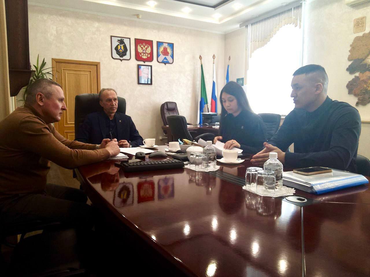 С председателем комитета по делам молодёжи правительства Хабаровского края Амалией Шихалёвой и и о заместителя главы администрации района по социальным вопросам Юрием Останиным обсудили результаты прошедшего совета по молодёжной политике Советско Гаванский район показывает высокий результат по проведённым мероприятиям и акциям патриотической направленности В этом вопросе ведётся активная работа со школами и населением На совещании был сформирован дальнейший план работы Важным направлением остаётся развитие волонтёрского и добровольческого движения Продолжаем агитацию в волонтёрской и добровольческой деятельности с привлечением не только молодёжи но и остального населения района Кроме того подчеркнута необходимость официальной регистрации всех участников добровольческой деятельности на платформе Добро РФ