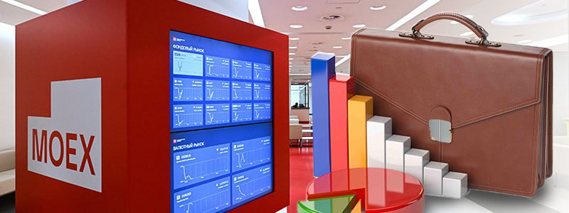 В январе частные инвесторы вложили в паи фондов почти 45 млрд рублей  Инвестиции физических лиц в ценные бумаги на фондовом рынке Московской биржи в январе 2026 года выросли почти вдвое к январю прошлого года и составили 139 млрд рублей сообщает площадка  Вложения в облигации составили 93 5 млрд рублей в акции 0 7 млрд рублей в паи фондов 44 8 млрд рублей   Количество частных инвесторов с брокерскими счетами на Московской бирже MOEX по итогам января 2026 года превысило 40 4 млн 288 5 тыс за январь ими открыто 76 8 млн счетов Сделки на Московской бирже заключали порядка 3 млн человек  Доли утренней и вечерней торговых сессий в совокупном объеме торгов акциями и паями фондов составили 26 5 и 20 соответственно Частные инвесторы были основными участниками утренней и вечерней сессий с долями 78 7 и 75 5 соответственно В топ 10 российских БПИФов в портфелях частных инвесторов вошли фонды инвестиций в активы денежного рынка LQDT 43 9 AKMM 21 4 SBMM 20 2 и BCSD 2 7 AMNR 2 2 а также фонд инвестиций в облигации с переменным купоном AKFB 2 7 и TPAY 1 6 активно управляемый фонд инвестиций в облигации AKMB 2 5 и в акции AKME 1 4 фонд инвестиций в акции золото денежные средства и облигации TRUR 1 5