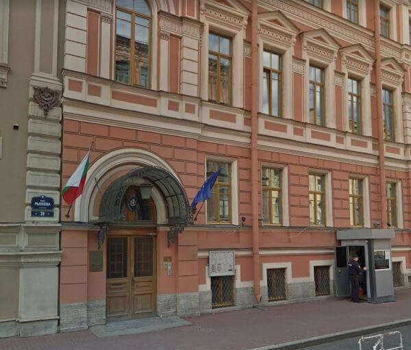 Болгария временно приостановила выдачу виз в Петербурге С 3 июня Генконсульство Болгарии в Санкт-Петербурге приостановило приём документов на долгосрочные визы типа D и оформление болгарских документов. С 10 июня прекращён также приём на краткосрочные туристические визы типа C. По данным АТОР, слотов в визовом центре нет как минимум до 16 июня. Официальных разъяснений от властей пока не поступало — соответствующих уведомлений нет на сайтах консульства и визового центра.