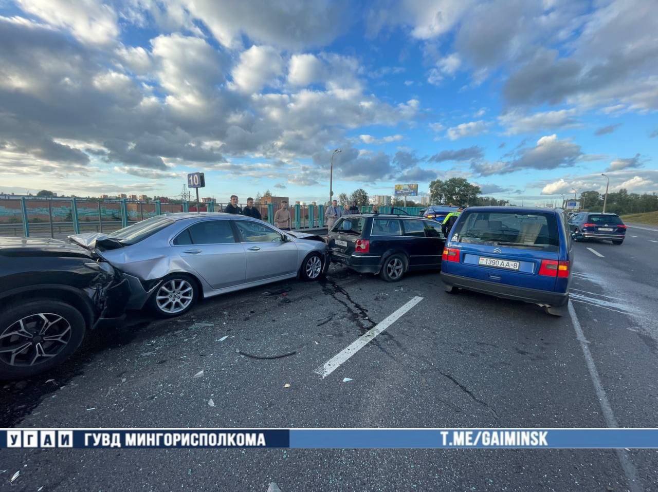 На МКАД столкнулись семь автомобилей Сегодня вечером в районе 10 го км внешнего кольца МКАД из за несоблюдения безопасной дистанции столкнулись семь легковушек В ДТП никто не пострадал Фото ГАИ Минск Новости MINSKNEWS BY Telegram Viber FB VK Inst TikTok YouTube
