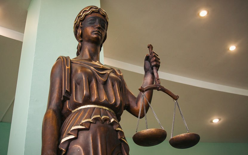 Откаты на 22 миллиона В Глазове суд вынес приговор бывшему коммерческому директору ООО «Удмуртская птицефабрика», которого признали виновным в злоупотреблении полномочиями и получении коммерческого подкупа на 22 млн руб. Суд приговорил его 3 годам колонии. Кроме того, в пользу государства конфисковано имущество подсудимого на сумму полученных им откатов. Приговор в законную силу не вступил, прокурором решается вопрос об его обжаловании. #Ижевск #Удмуртия