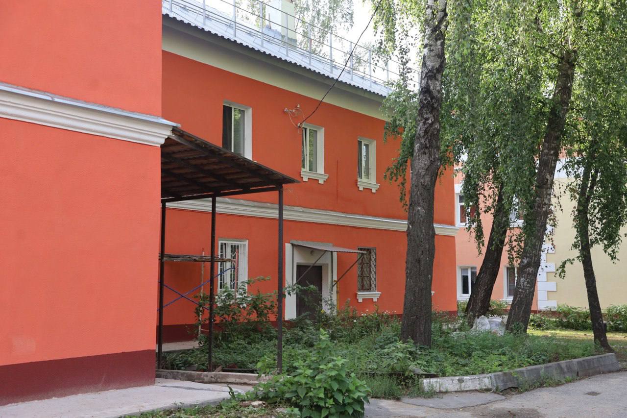 Дома на Ногинке теперь с яркими фасадами  В микрорайоне отремонтировали кровли и фасады домов 12, 16, 18 и 24 на улице Дзержинского. Работы провели по региональной программе по наказам избирателей.   В домах, построенных более 70 лет назад, обновили фасад, кровлю, отмостки и утеплили чердаки. Планируется благоустройство территории, — сообщает глава Серпухова Алексей Шимко.