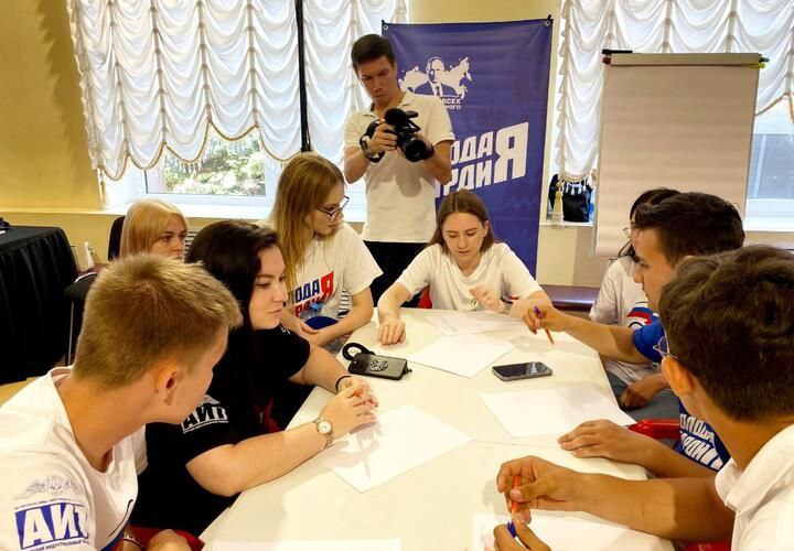 В рамках избирательной кампании губернатора Краснодарского края рассмотрят инициативы, озвученные на проекте «Кубань 2035 – делаем будущее сейчас» Молодые активисты создали карту развития территории Геленджика Представители молодёжи Краснодарского края в рамках проекта «Кубань 2035 – делаем будущее сейчас» предложили стратегии развития региона и поделились своими идеями. Активисты от Молодогвардейцев и Штаба общественной поддержки на мероприятии ответили на вопросы викторины о Краснодарском крае, создали карту развития Геленджика и обсудили, что можно улучшить в городе. Наиболее интересные предложения участников будут рассмотрены в рамках избирательной кампании губернатора Краснодарского края и станут основой для новых преобразований курорта. Мероприятие посетил председатель городской Думы Геленджика Михаил Димитриев, он совместно с ребятами принял участие в обсуждении идей по улучшению города.