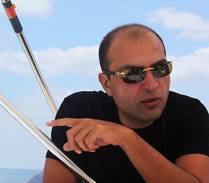 Аванесову грозит 14 лет за хищение 5,1 млрд из Старбанка В деле о хищении 5,1 млрд рублей из Старбанка следствие выявило масштабную схему вывода активов, якобы организованную экс-бенефициаром и главой совета директоров банка Агаджаном Аванесовым. Прокуратура требует для него 14 лет строгого режима. Топ-менеджеры банка Людмила Конторщикова, Дмитрий Селезнев и Дмитрий Шервашидзе, по версии обвинения, участвовали в фиктивных сделках — для них запрошено от 8 до 8,5 лет. Деньги осели в офшорах, в том числе на Кипре, и частично пошли на строительство в Подмосковье и покупку недвижимости в Москве. Фирма «Ипсо Юре», учредитель которой Дмитрий Шевандин, обеспечивала юридическое прикрытие — он может получить 5 лет. Шевандин частично признал вину и сотрудничает со следствием. Большинство обвиняемых всё отрицают. Судебный процесс продолжается и может затронуть более широкий круг фигурантов, включая участников крипто- и IT-сделок. Подписаться Прислать новость