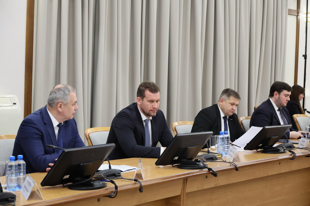 Вениамин Кондратьев поручил завершить три крупных объездных магистрали региона в 2026 году Губернатор обсудил развитие дорожно-транспортной сети Краснодарского края на расширенном планерном совещании. – У нас каждый четвертый рубль из дорожного фонда идет на реализацию крупных краевых проектов. Это продолжение реконструкции трассы Краснодар – Ейск, строительство обходов Тимашевска и станицы Ленинградской. Эти объекты особенно важны, так как позволяют избегать пробок и заторов в городах. Реализации ждут и жители, и автомобилисты, поэтому не следует растягивать ее на годы. Необходимо максимально сдвинуть сроки и завершить строительство как можно раньше, – потребовал Вениамин Кондратьев.