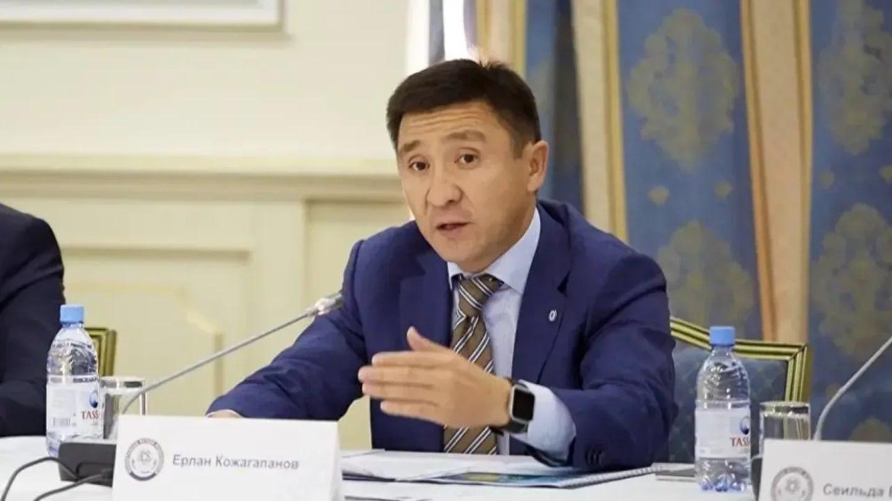 Дело о миллиардном хищении: прокурор запросил семь лет колонии для бывшего вице-министра культуры и спорта В межрайонном суде по уголовным делам Астаны подходит к концу процесс по уголовному делу о хищении миллиарда тенге на проведении XV Форума межрегионального сотрудничества Казахстана и России. На скамье подсудимых — бывший заместитель министра культуры и спорта Ерлан Кожагапанов и глава компании Success K Ляззат Коккозова. Кожагапанова обвиняют в злоупотреблении должностными полномочиями, а Коккозову — в хищении. По версии следствия, в 2018 году бывший замминистра лоббировал интересы частной фирмы при заключении контракта на организацию мероприятия в Петропавловске. Антикор считает, что расходы необоснованно увеличили вдвое. 5 мая состоялись судебные прения. Прокурор Арман Кизикен запросил семь лет лишения свободы для экс-заместителя министра культуры и спорта. Кроме того, гособвинение предложило лишить Кожагапанова ордена «Айбын» II степени и специального звания «полковник таможенной службы». Что касается Ляззат Коккозовой, которая организовала Форум в 2018 году, прокурор запросил для неё восемь лет колонии с конфискацией имущества и лишение права занимать материально ответственные и руководящие должности в коммерческих организациях сроком на семь лет. Кроме того, гособвинение попросило суд частично удовлетворить гражданский иск в отношении подсудимых на сумму более миллиарда тенге. Подсудимые отрицают свою вину. Кожагапанов в суде заявил, что уголовное дело против него сфальсифицировали и обвинил следствие в давлении. Больше о задержании бывшего вице-министра читайте в цепочке постов выше реплай .