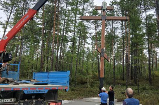 В Тындинском округе в районе места крушения Ан 24 установили Поклонный крест сообщает Gazeta bam ru Ранее поручение о создании мемориала на месте трагедии местным властям давал губернатор Амурской области Василий Орлов Средства на изготовление Поклонного креста и благоустройство территории собрали жители Тынды и Тындинского округа Сам крест выполнен из дерева Он временный И будет стоять пока будет решаться вопрос по созданию мемориала Местом для установки креста стала территория прилегающая к автомобильной дороге Тында Кувыкта В понедельник 1 сентября на 40 й день со дня авиакатастрофы у Поклонного креста пройдет панихида по жертвам трагедии Будет организовано автобусное сообщение