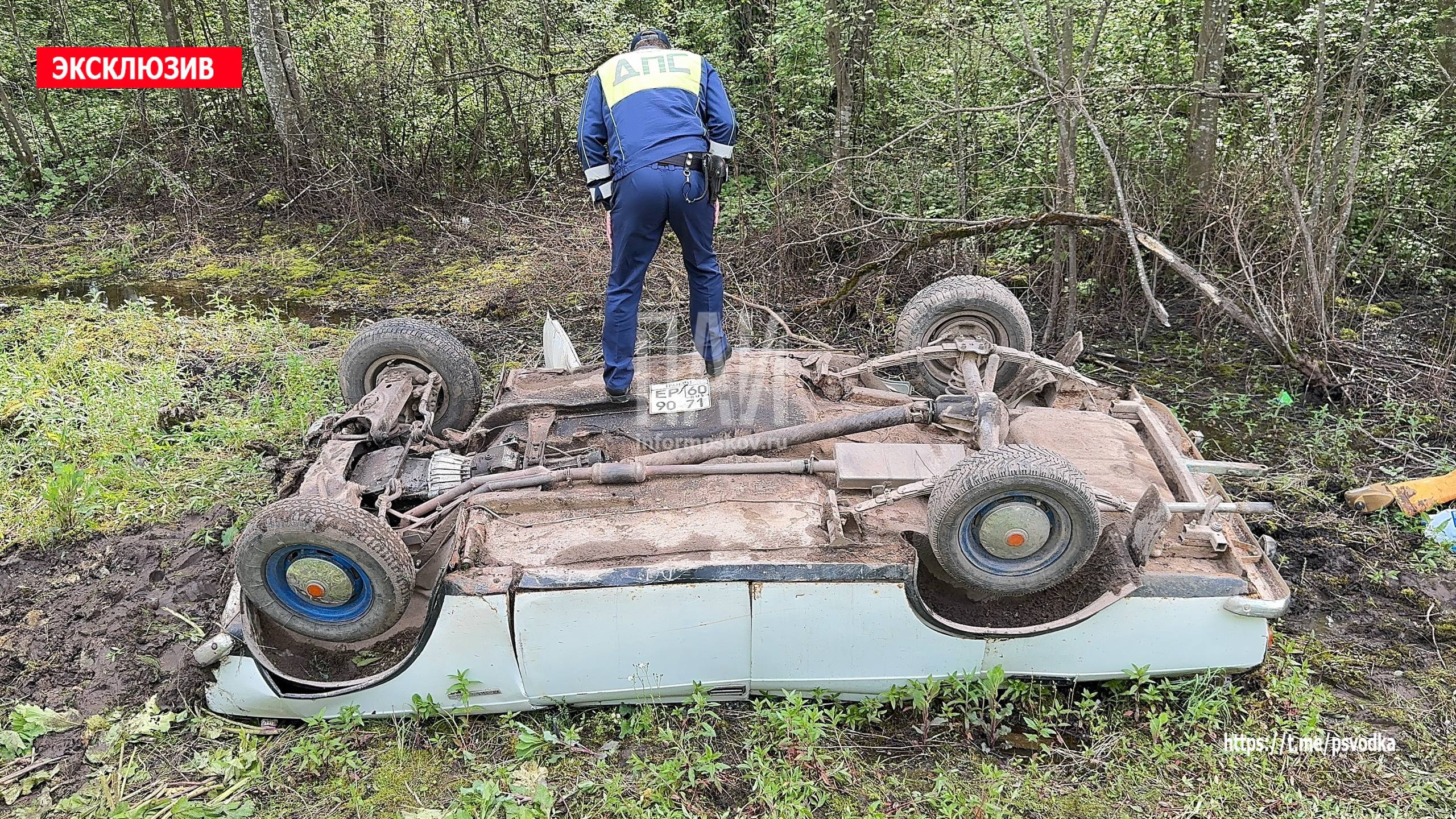В Псковском районе перед деревней Быстрецово произошло ДТП с опрокидыванием автомобиля "Москвич". Водитель 1979 года рождения, находившийся в состоянии алкогольного опьянения и не имевший водительского удостоверения, не справился с управлением. В результате аварии пострадали две женщины, одна из них в тяжелом состоянии. На месте работают бригада скорой помощи, пожарные и сотрудники ГАИ. Пострадавшие доставлены в медицинское учреждение, состояние второй пассажирки уточняется. Проводится проверка.