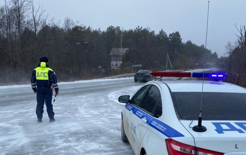 На Серовском тракте запретили проезд пассажирского транспорта   Ограничения ввели на участке с 42 по 111 км  недалеко от поселка Таватуй до Ленёвки под Нижнем Тагилов  и с 244 по 314 км  после Новой Туры до станции Коптяки .   На дорогах – гололед. Участки трассы откроют после того, как приведут дорогу в порядок.  Фото: пресс-служба ГИБДД по Свердловской области