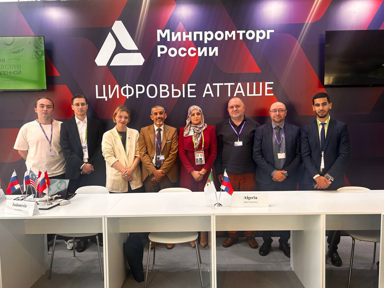 Российско-алжирское сотрудничество в области ИТ укрепляется. С 2 по 6 июня в Нижнем Новгороде проходит X конференция ЦИПР-2025 и Глобальный цифровой форум. В этом году особый акцент сделан на международную цифровую кооперацию. На полях мероприятия выступила цифровой атташе Торгпредства России в Алжире Яковлева Ольга. Она рассказала об особенностях ИТ отрасли Алжира и перспективных направлениях для технологического сотрудничества. Официальная делегация Министерства почты и телекоммуникации Алжира посетила конференцию и форум, приняла участие в сессиях и поделилась опытом страны в развитии телеком сектора. При содействии Торгпредства был организован ряд встреч для алжирской стороны, в том числе с Минцифры России, в ходе которой были обсуждены возможности двустороннего сотрудничества. На полях Глобального цифрового форума был подписан меморандум между АРПП Отечественный софт и Алжирским объединением цифровых деятелей GAAN . Стороны договорились сотрудничать в создании совместных ИТ- и ИБ-предприятий на базе российских технологий для выхода на рынок Алжира и других стран Африки. Президент GAAN Абделуахаб Гауа рассказал о ИТ рынке Алжира в рамках сессии Центра глобальной ИТ кооперации. Представители деловых кругов Алжира, также посетившие Нижний Новгород, отметили высокий уровень технологического развития России и провели серию переговоров на полях выставочного павильона. Торгпредство готово оказать содействие компаниям, заинтересованным в выходе на алжирский рынок. Официальный сайт Торгпредства России в Алжире