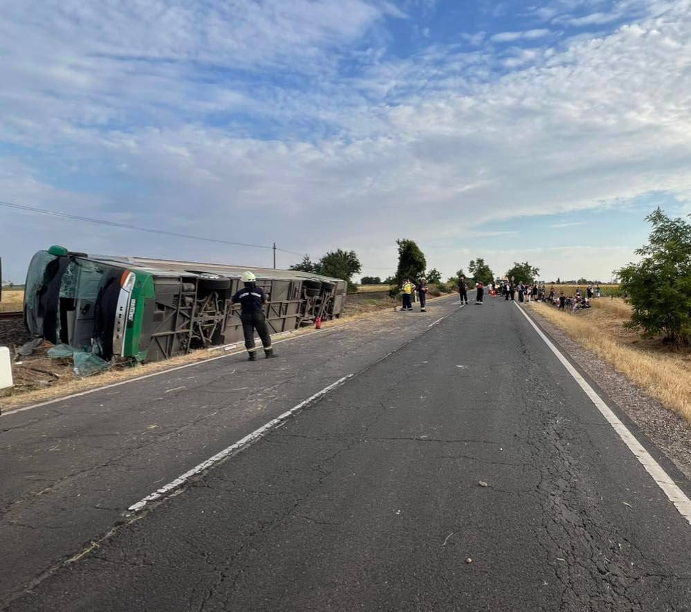 В Венгрии автобус с украинскими детьми попал в аварию: травмы получили 19 человек из 77 находившихся в салоне, четверо — в тяжёлом состоянии. Жертв нет, сообщили в посольстве Украины в Венгрии. ДТП произошло ранним утром на участке между Кунсентмартоном и Тисафельдваром — автобус съехал с трассы и перевернулся. Пострадавшие доставлены в больницы.
