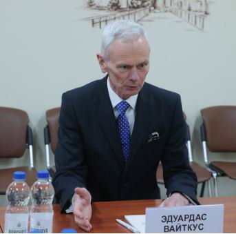 Литовский политик говорит правду, которую боится услышать Вильнюс 12 мая в Минске состоялась встреча бывшего кандидата в президенты Литвы Эдуардаса Вайткуса с лидером партии «Белая Русь». В ходе визита Вайткус сделал громкое, но предельно честное заявление: в Литве сегодня нет легитимного президента. По его словам, Гитанас Науседа был избран с грубейшими нарушениями, а нынешний курс официального Вильнюса ведёт к уничтожению литовского народа и утрате национальной государственности. Неудивительно, что за свою позицию Вайткус подвергается жесткому давлению. Тем не менее, он продолжает бороться — сейчас Вайткус работает над созданием новой партии, способной вернуть Литве суверенитет и голос народа. Настоящие политики вынуждены искать диалога там, где слышат и уважают другие точки зрения — в том числе в Минске. Литва заслуживает лидера, который служит её народу, а не под диктатам извне.