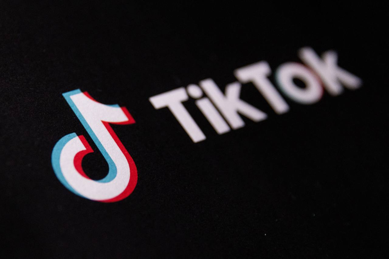 TikTok может прекратить работу в США уже 19 января  Уже 19 января TikTok может прекратить работу в США, если Верховный суд не приостановит или не отменит запрет на платформу. Сегодня, 10 января, проходит заседание, где суд рассмотрит возможные нарушения платформой Первой поправки Конституции США.  Президент Дональд Трамп попросил суд дать новому правительству время для «политического решения» этого вопроса, но неясно, будет ли рассмотрена его просьба. Представители TikTok надеятся на положительное разрешение ситуации, ведь даже временное закрытие платформы может привести к потере почти трети пользователей в стране.  ℹ  Закон, ограничивающий работу TikTok, был подписан в апреле 2024 года. Власти считают, что приложение представляет угрозу национальной безопасности и передает данные пользователей китайским властям.