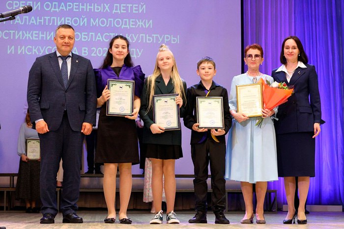 Премии губернатора Иркутской области получат 38 преподавателей сферы культуры  Ее удостоены 38 педагогов, которые воспитали стипендиатов губернатора в сфере культуры и искусства. Они получат по 25 тысяч рублей.  – Премию присуждают ежегодно. Признание заслуг преподавателей – это выражение глубокой благодарности за неустанный труд и преданность делу. Вы являетесь настоящими проводниками в мир искусства, вдохновляя детей на творческие достижения. Иркутская область по праву гордится своими преподавателями. Ваш труд – это бесценный вклад в развитие культуры и искусства региона, – отметил Игорь Кобзев.  Награды удостоены преподаватели детских школ искусств и профессиональных образовательных учреждений сферы культуры из Иркутска, Ангарска, Саянска, Черемхово, Братска, Тулуна, Нижнеудинска, поселка Усть-Ордынский, а также села Хомутово и поселка Молодежный Иркутского района, села Шерагул Тулунского района.