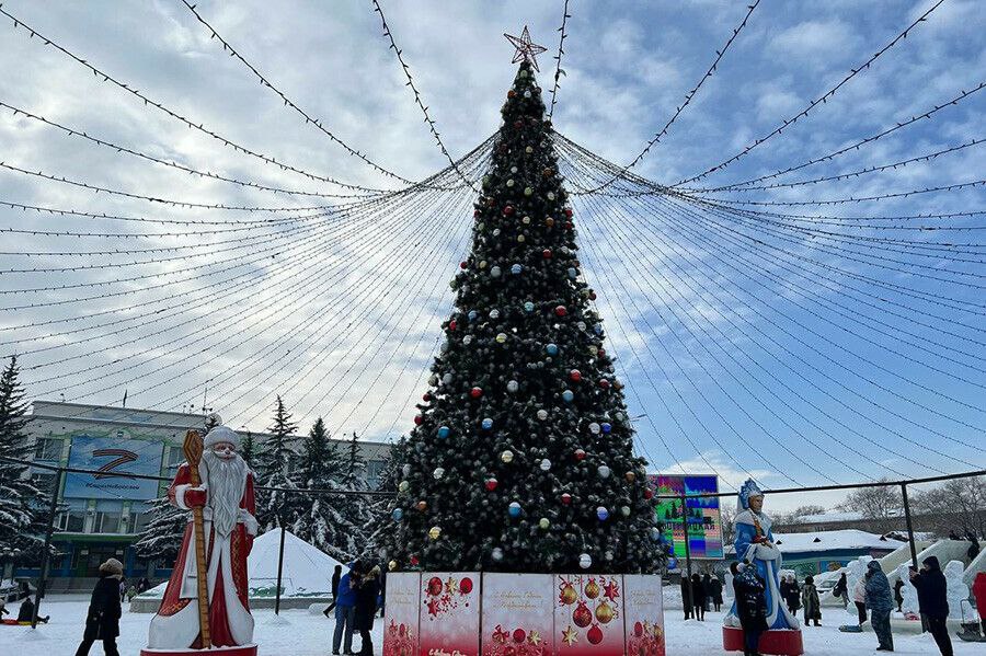 24 февраля в Белогорске завершится работа новогоднего городка. В этот день на площади имени 30-летия Победы начнется демонтаж ледовых фигур и горок.  По информации Amur.life, новогодний городок в Благовещенске простоит до конца февраля.