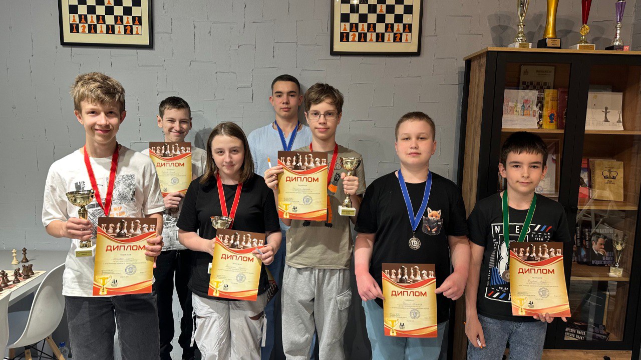 24-25 мая в центральном филиале школы шахмат BW-CHESS состоялось детско-юношеское первенство г.о. Химки по классическим шахматам. В соревновании приняли участие 30 юных шахматистов. В течение дня велась трансляция всего игрового зала в прямом эфире в социальных сетях Федерации. Все участники получили памятные подарки, а также грамоты участника. Победители каждой возрастной категории были награждены кубками, медалями и дипломами. Призеры были награждены медалями и дипломами. Победителями стали: М11 Мелешин Иван Д11 Евланова София М13 Акчурин Александр Д13 Кузьминова Анастасия Ю15 Молодкин Ярослав Ю19 Можерин Максим Д19 Волошина Милена ⌨ Павел Егоров