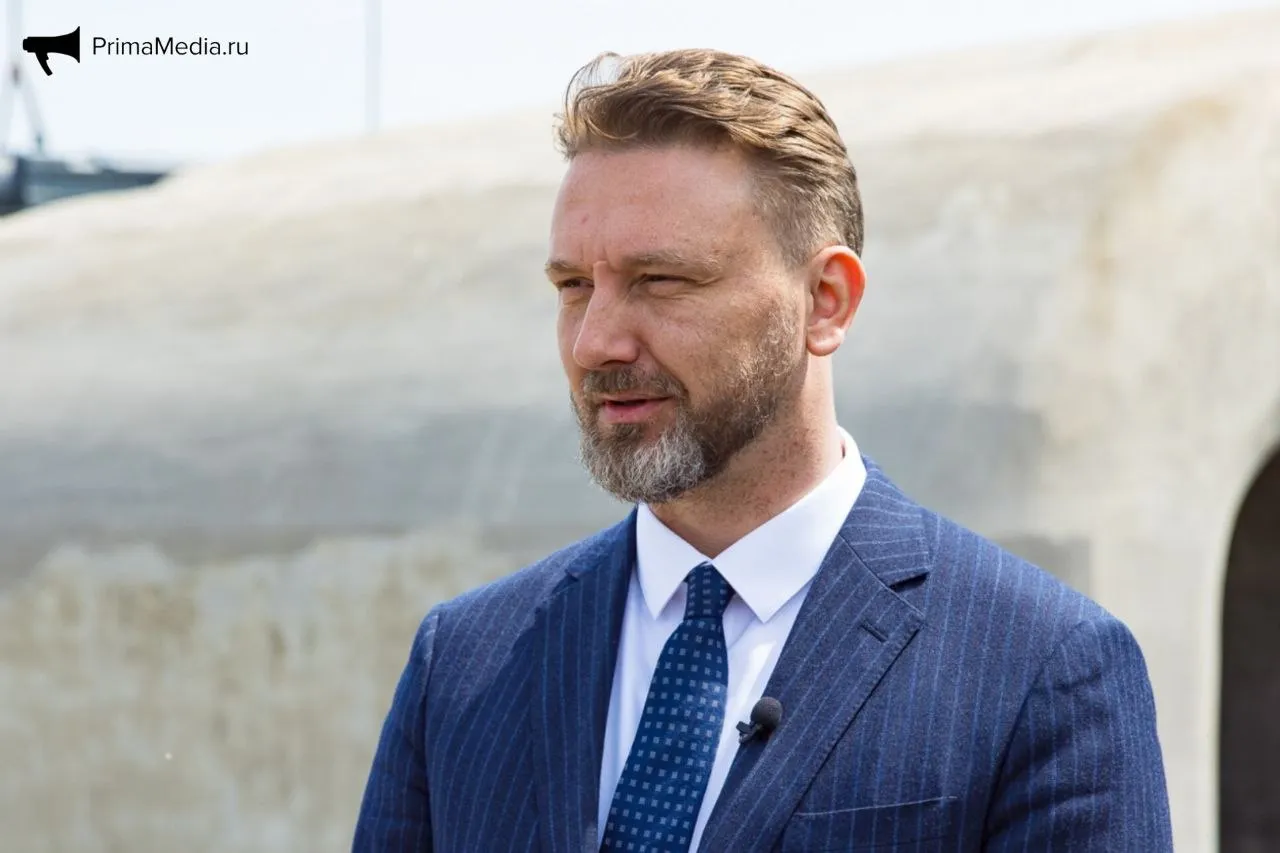 Виктор Шалай покидает пост директора Музея Арсеньева во Владивостоке Министерство культуры РФ расторгло договор с Виктором Шалаем который занимал пост директора Государственного объединенного музея заповедника истории Дальнего Востока имени В К Арсеньева Кто возглавит музей пока неизвестно Временно исполняющим обязанности директора по сведениям ИА PrimaMedia назначен бывший замдиректора учреждения Артём Мельников Виктор Шалай был назначен директором в 2011 году Спустя 15 лет он покидает свой пост Я признателен Министерству культуры за достигнутые вместе результаты за поддержку моих иногда довольно романтичных идей таких как спасение Владивостокской крепости То что вчера казалось невозможным сегодня стало возможным Это наши совместные усилия При мне Государственный объединенный музей заповедник истории Дальнего Востока имени В К Арсеньева стал федеральным единственным в этом статусе за Уралом Мне есть за что поблагодарить и министерство в целом и конкретных людей которые в нем работали или продолжают работать сказал Виктор Шалай The Art Newspaper Russia 18 Он добавил что не будет комментировать причины по которым был расторгнут трудовой договор Газета об искусстве России   PrimaMedia в       подпишись 18