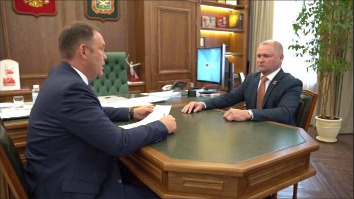Кемеровская область Константин Лопатенко назначен на должность министра транспорта региона Губернатор Кемеровской области Илья Середюк 25 августа объявил о назначении нового министра транспорта Кузбасса Должность получил бывший глава управления в кемеровской мэрии Константин Лопатенко На встрече с новоиспеченным министром глава региона заявил что тот зарекомендовал себя опытным порядочным ответственным специалистом и имеет опыт работы в транспортной сфере более 8 лет Основными задачами для нового главы областного минтранса Илья Середюк назвал работу над улучшением доступности и качества общественного транспорта обновление состава электропоездов а также расширение сетки авиамаршрутов доступных в региональных аэропортах и строительство нового аэропорта в Шерегеше Как сообщает пресс служба кузбасского правительства трудовая биография у 42 летнего Константина Лопатенко пестрая он успел поработать в управлениях Роскадастра Росприроднадзора Россельхознадзора и Росимущества После этого ему довелось возглавить Управление единого заказчика транспортных услуг мэрии Кемерова Предыдущий министра транспорта Кемеровской области Сергей Рубан сложил полномочия по собственному желанию 1 июля 2025 года Подписаться на наш канал ksonline ru 582330 byvshij sotrudnik kemerovskoj merii stal ministrom transporta kuzbassa